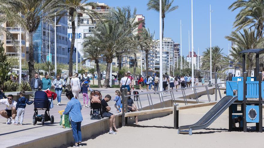 La playa de Gandia, capital del turismo nacional también en septiembre