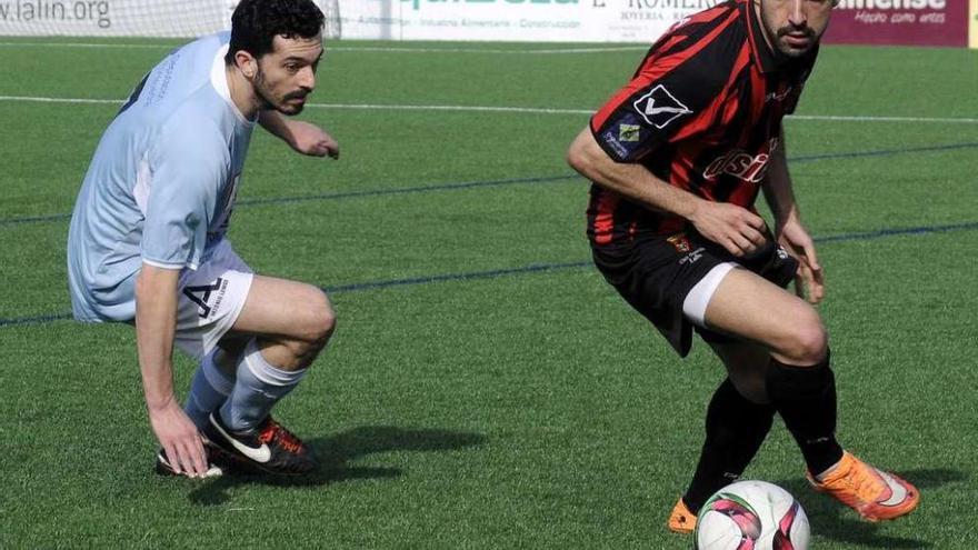 El rojinegro Carra se deshace de un rival durante el partido de ayer. // Bernabé/Javier Lalín