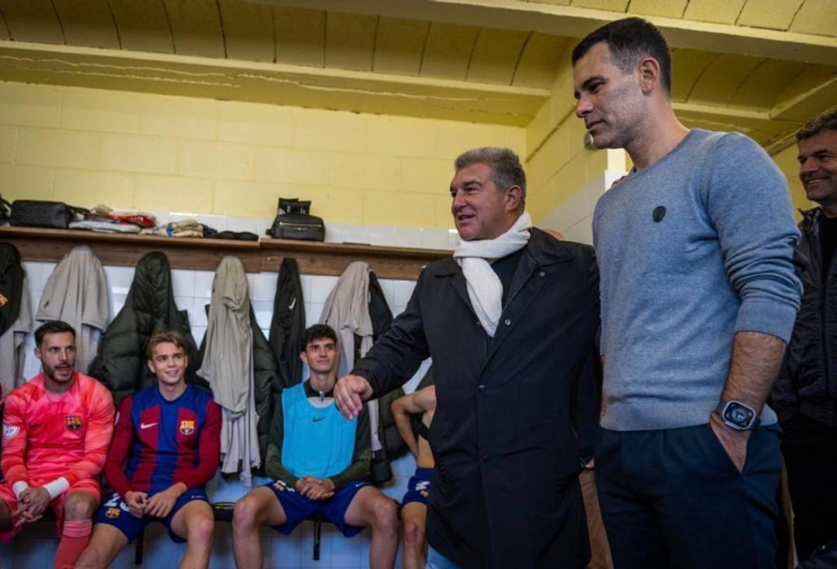 Joan Laporta arropaa Rafa Márquez, en Palamós, tras ganar el filial al Cornellà.