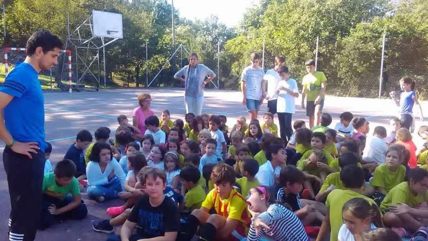 El atleta Alejandro Fernández, con los alumnos del Colegio Guillelme Brown. // Iñaki Osorio