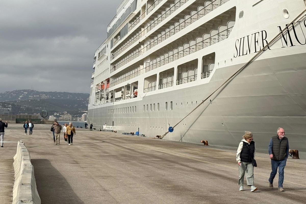 Passatgers arribant a Palamós amb el primer creuer de la temporada.