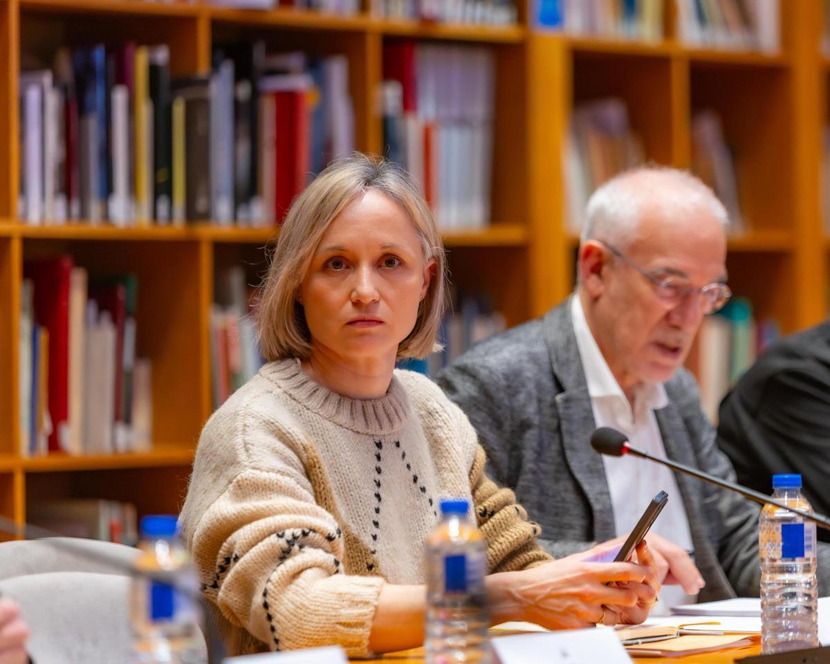 La concelleira socialista de Santiago, Marta Abal, y su compañero Sindo Guinarte en un pleno.