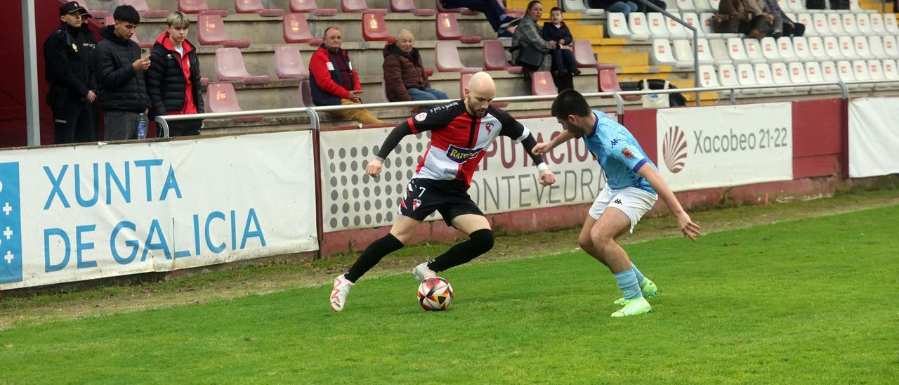 Borja Míguez encara a un rival durante el partido con el Viveiro.