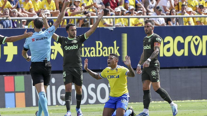 El Girona continúa líder tras ganar al Cádiz con un gol de Aleix García