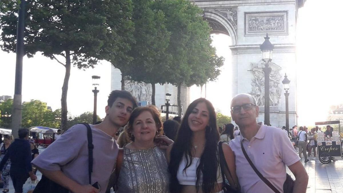 Blasinda Escudero y su familia, en una escapada a París. / CEDIDA
