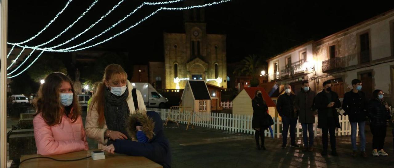 alín activó anoche las luces de Navidad en calles y otros espacios públicos.