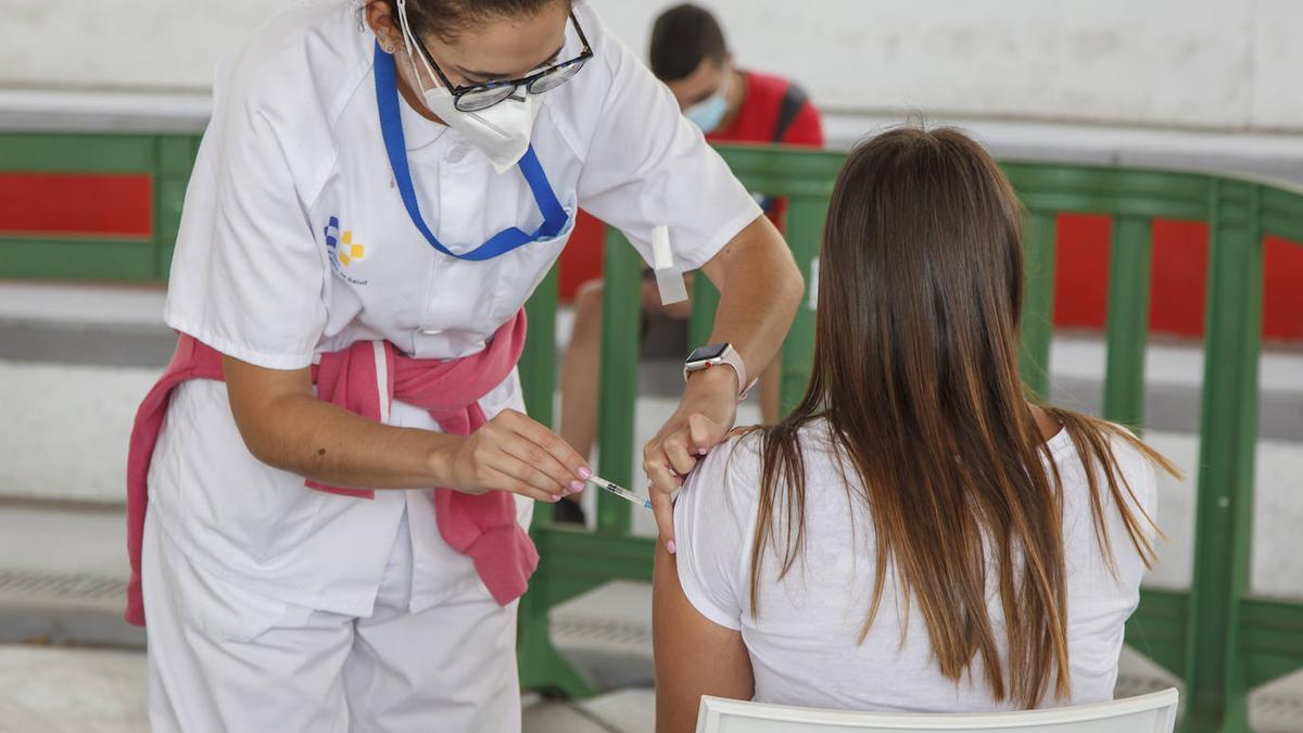 Vacunación a una joven en el terrero de lucha de Pedro Hidalgo.