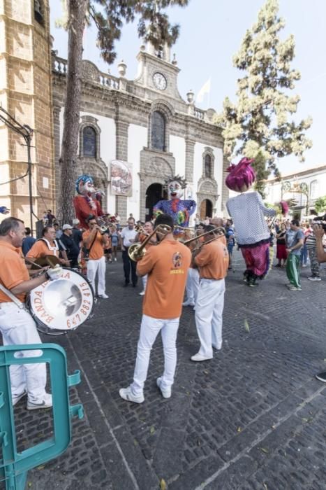 Fiestas del Pino en Teror: Subida de la Bandera en la Basílica