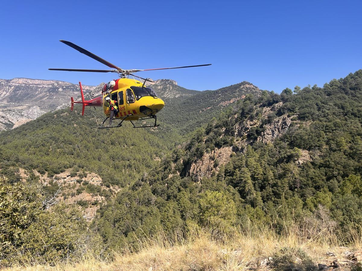 Un helicòpter dels Bombers en un rescat d'un boletaire a la Coma i la Pedra