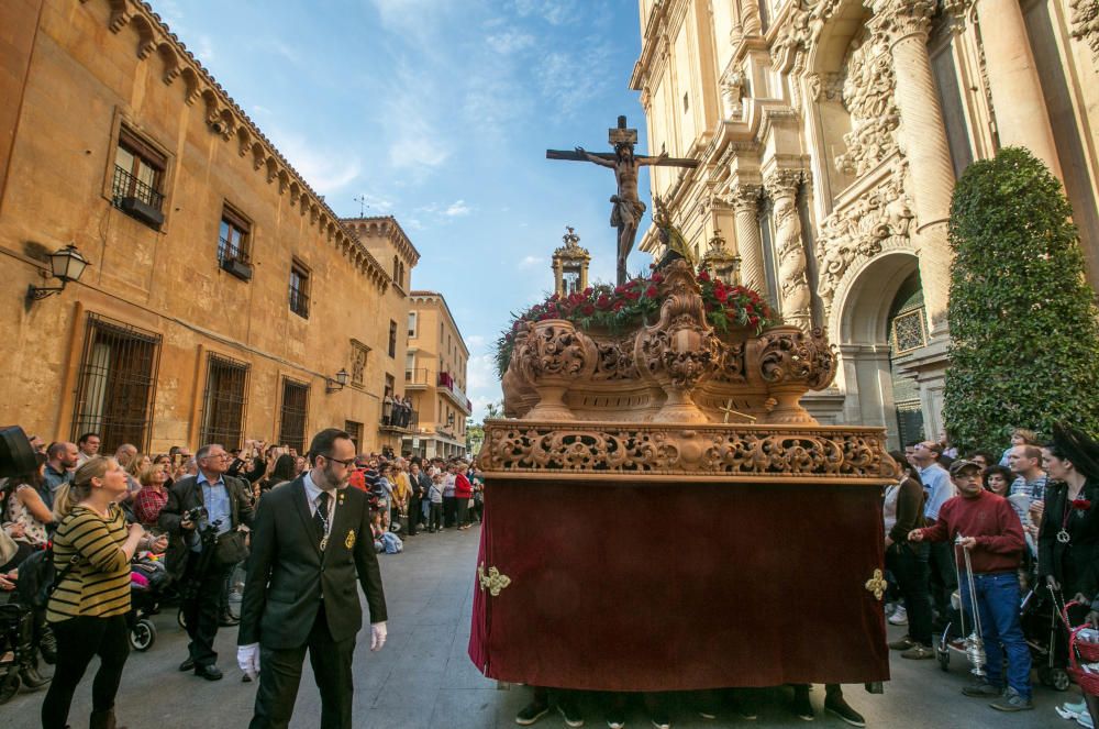 Miles de personas salen a la calle para ver procesionar a seis cofradías