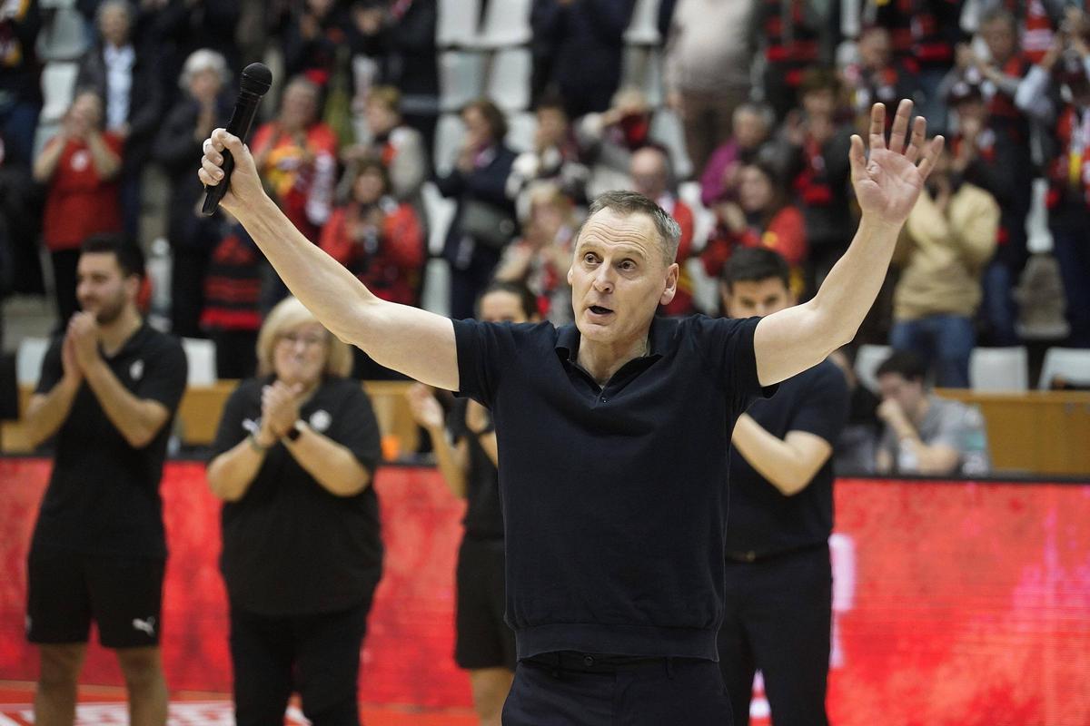 Roberto Íñiguez durant el seu parlament a l'afició després del partit de dimecres