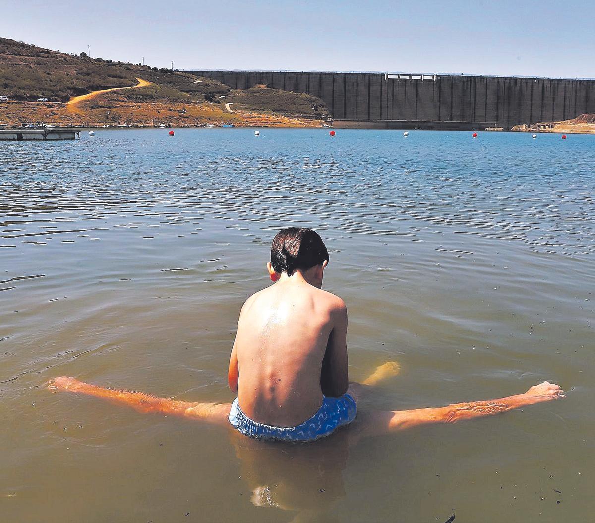 Un padre y su hijo disfrutan del baño en La Breña.