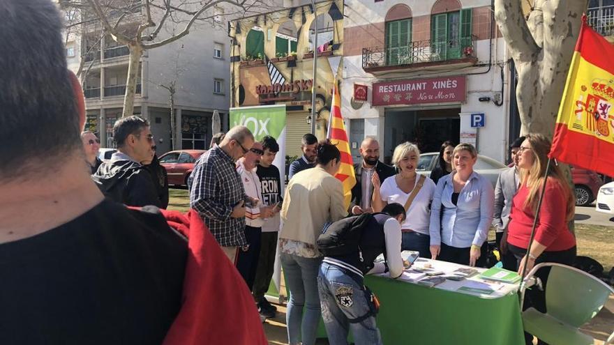 La parada de Vox a la Rambla Nova de Figueres.