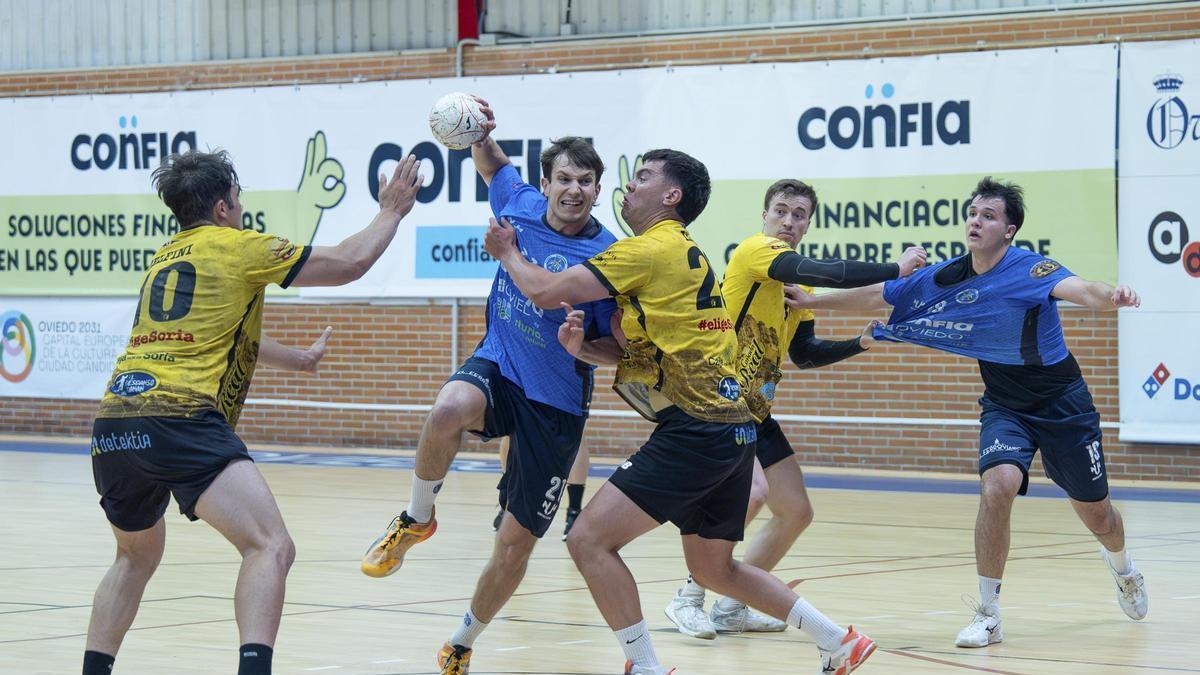 Mikel Galán, durante el partido contra el Soria la pasada temporada en Vallobín.