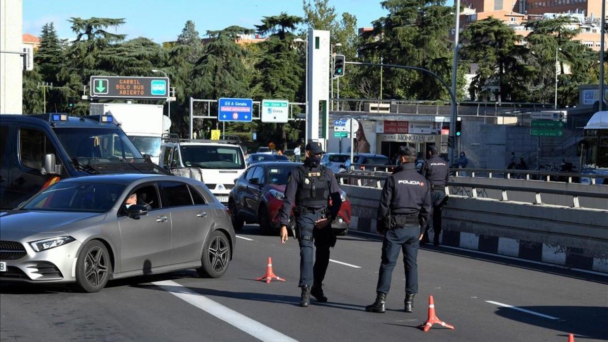 Control policial en el distrito de Moncloa, en Madrid