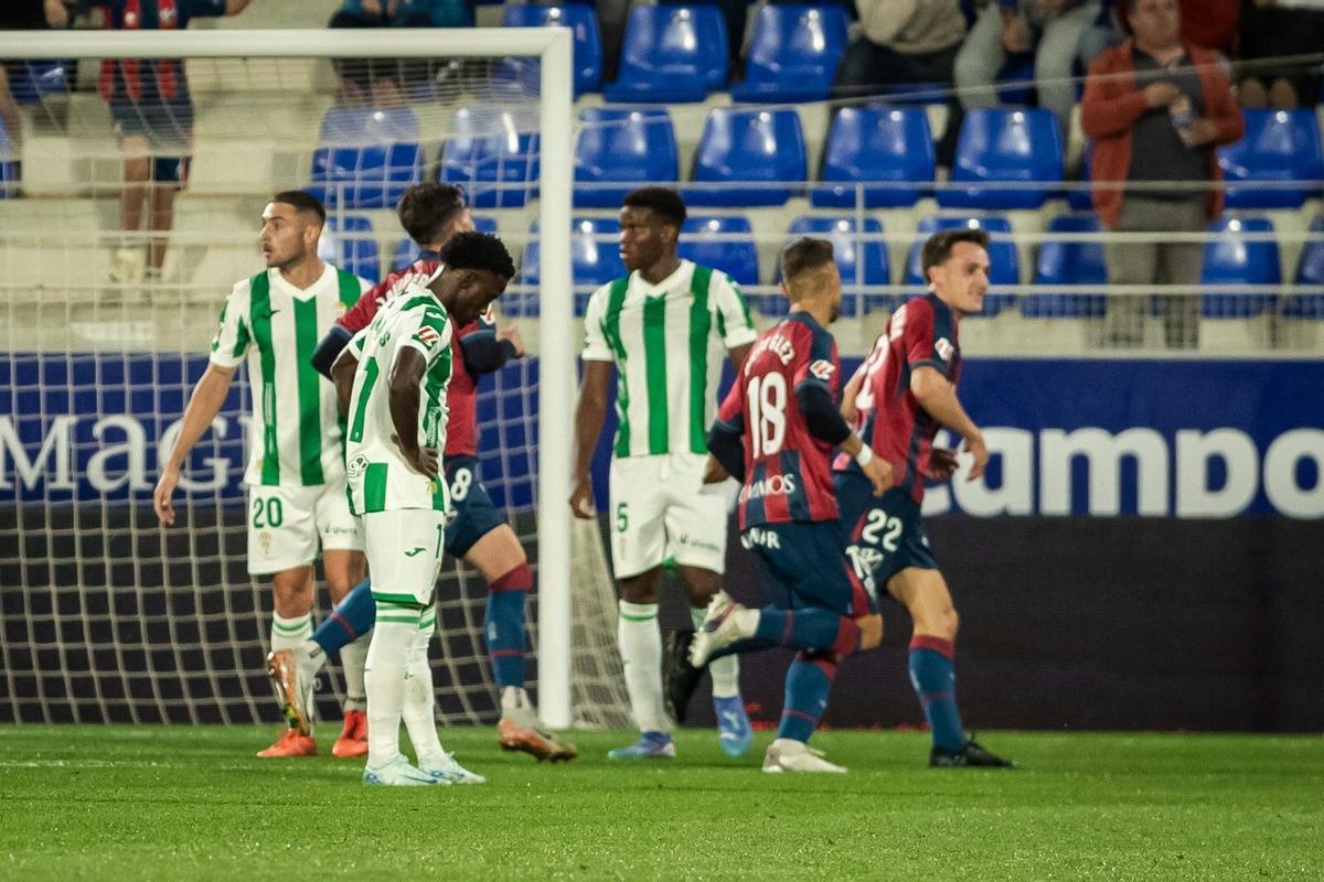 Kortajarena corre para celebrar el primer tanto del Huesca, obra de Sielva, de penalti.