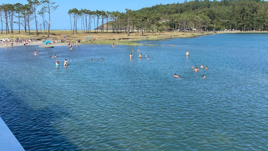 Poza de Navia con varios bañistas