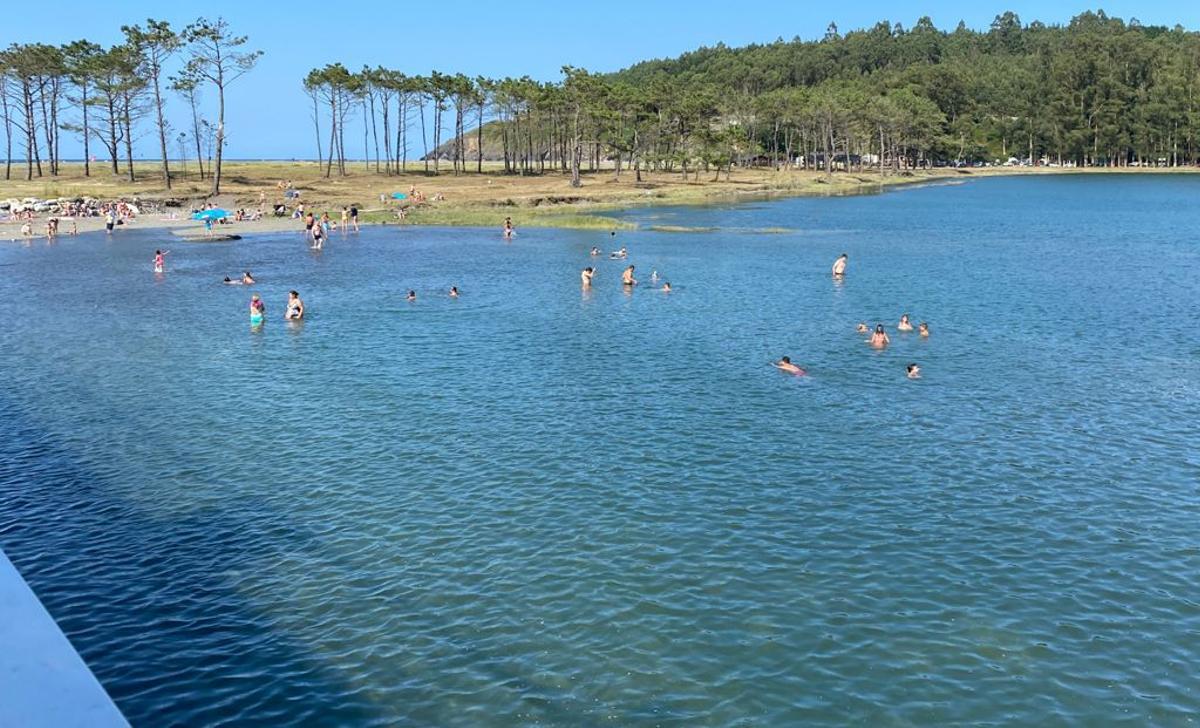 Poza de Navia con varios bañistas