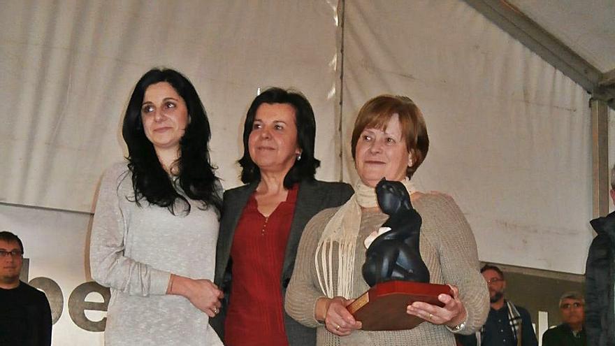 Oliva Fernández, con el premio “Quesero Mayor de Asturias”, entregado a título póstumo a su hijo Fran, junto a la entonces consejera María Jesús Álvarez, y su nuera, Verónica Álvarez.