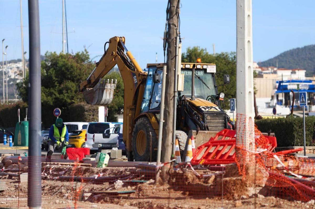 Una máquina excavadora ayer por la mañana. | APB