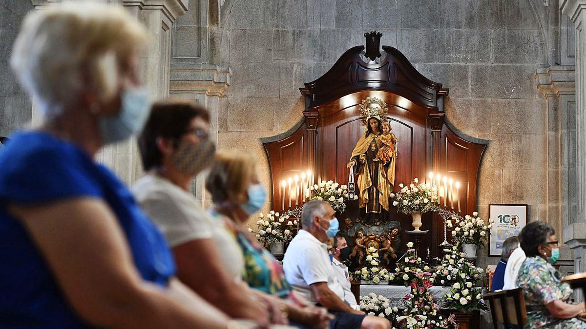 Misa solemne en honor a la Virgen del Carmen en el templo nuevo de Marín. |   // GUSTAVO SANTOS
