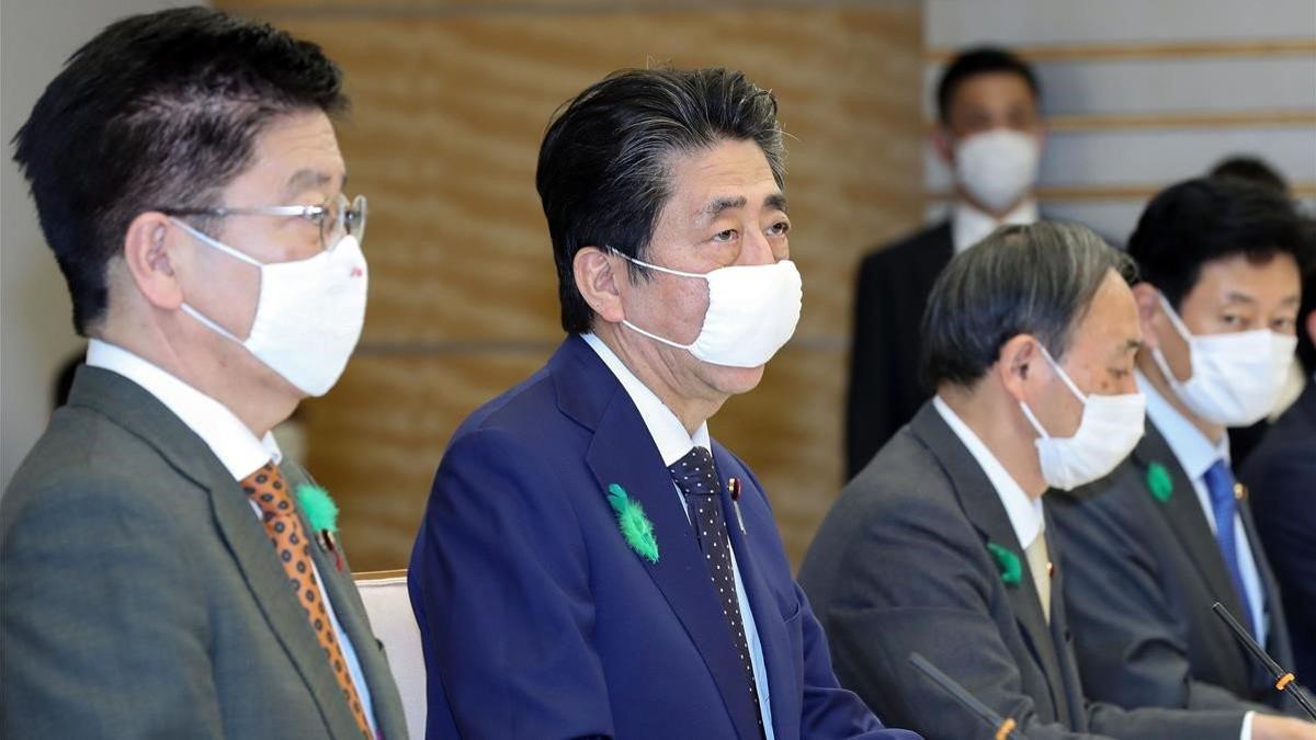 Shinzo Abe, en una reunión sobre el coronavirus en su residencia.
