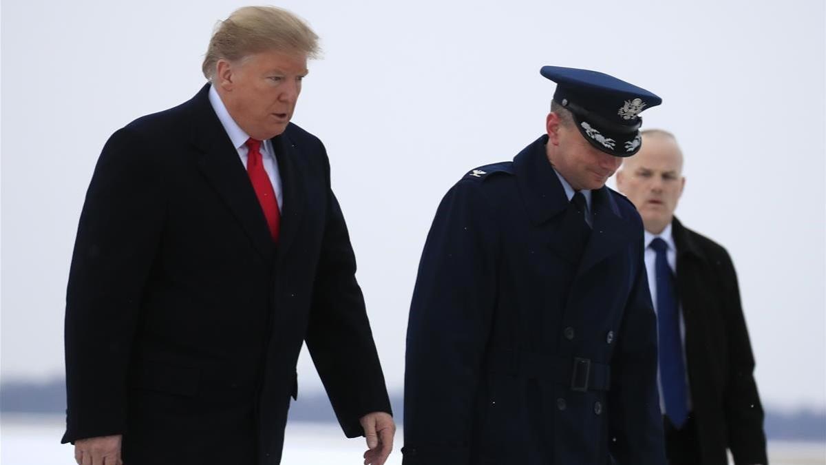 zentauroepp46796048 president donald trump walks on the tarmac of andrews air fo190203152229