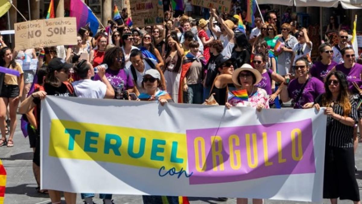 Pancarta de cabecera del Orgullo en Teruel
