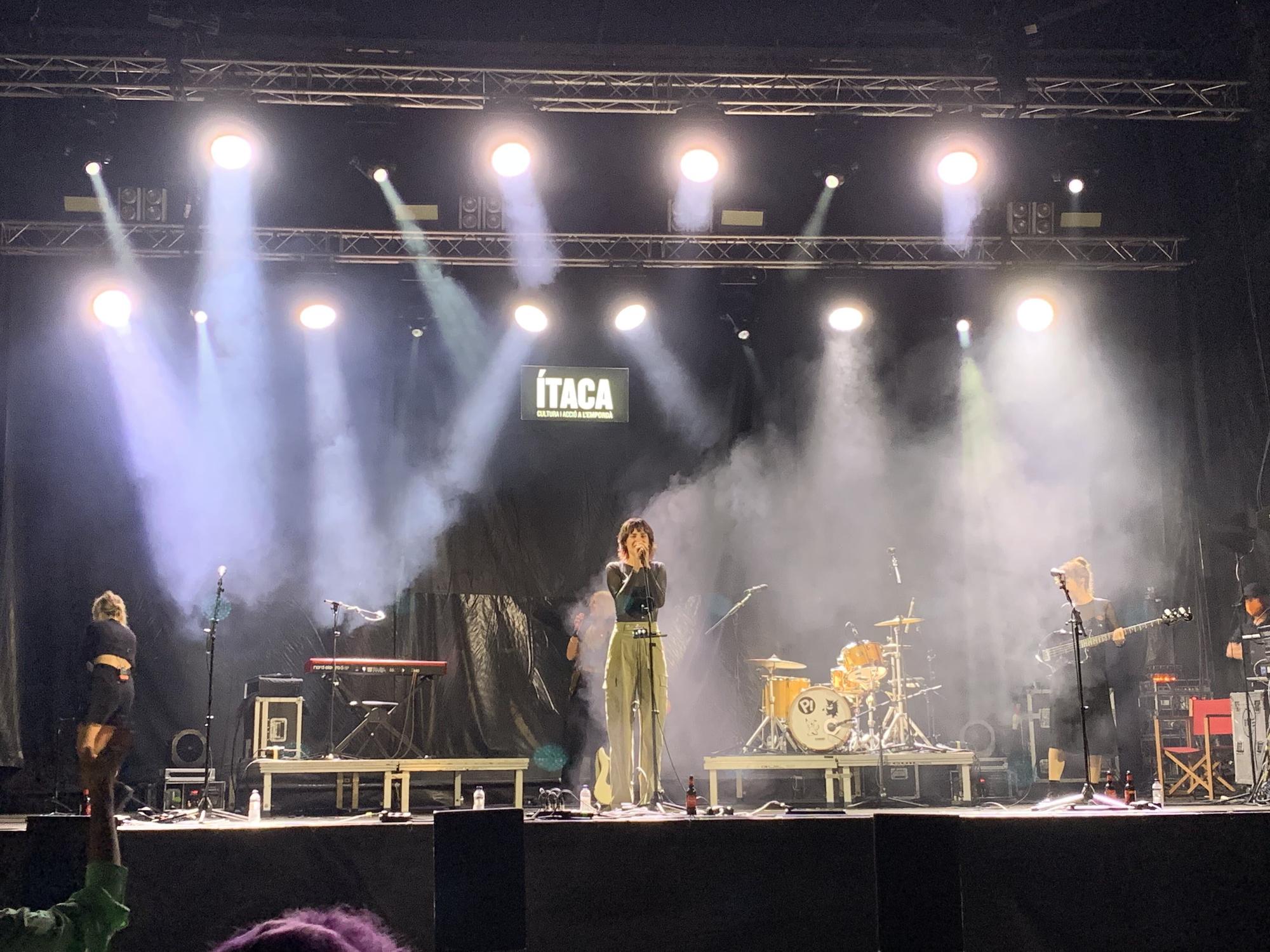 Natalia Lacunza i el públic gaudeixen al Festival Ítaca, a l'Escala