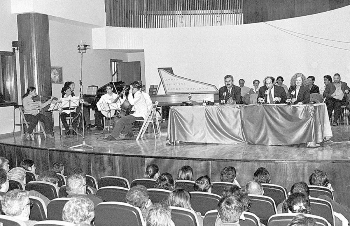 Retransmisión de «Clásicos populares», que presentaba Fernando Argenta, en el escenario del Conservatorio del Nalón, en 1999.