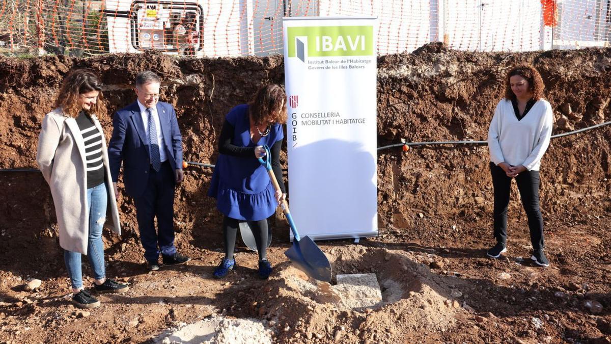 Armengol pone la primera piedra de una promoción de vivienda pública en Esporles.  | CAIB