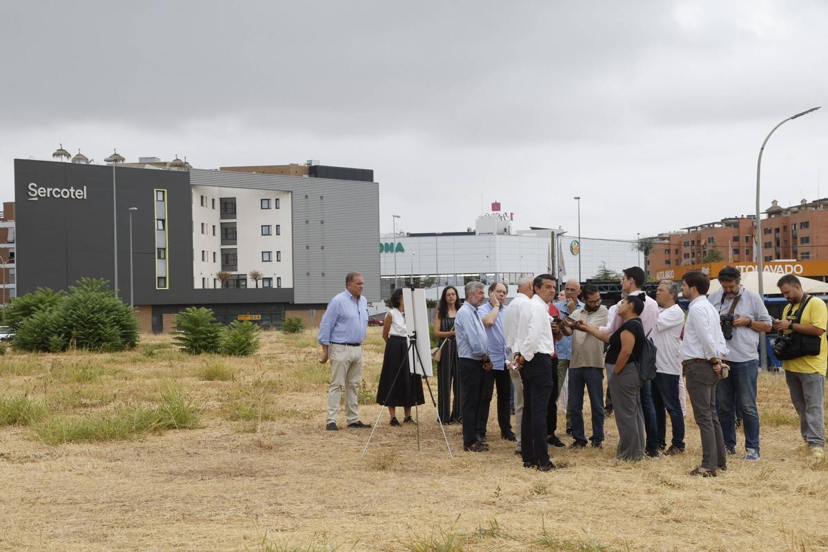 A.J.González Córdoba José María Bellido, visita el inicio de las obras del Parque de Miralbaida