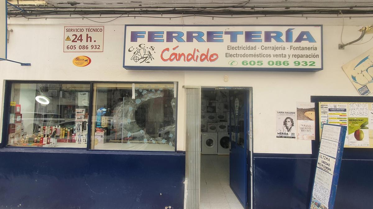 Cristal roto de la Ferretería Candido, ubicada en la calle San Luis, en Mérida.