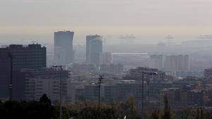 Un día con ambiente contaminado en la ciudad de Barcelona, el pasado diciembre.