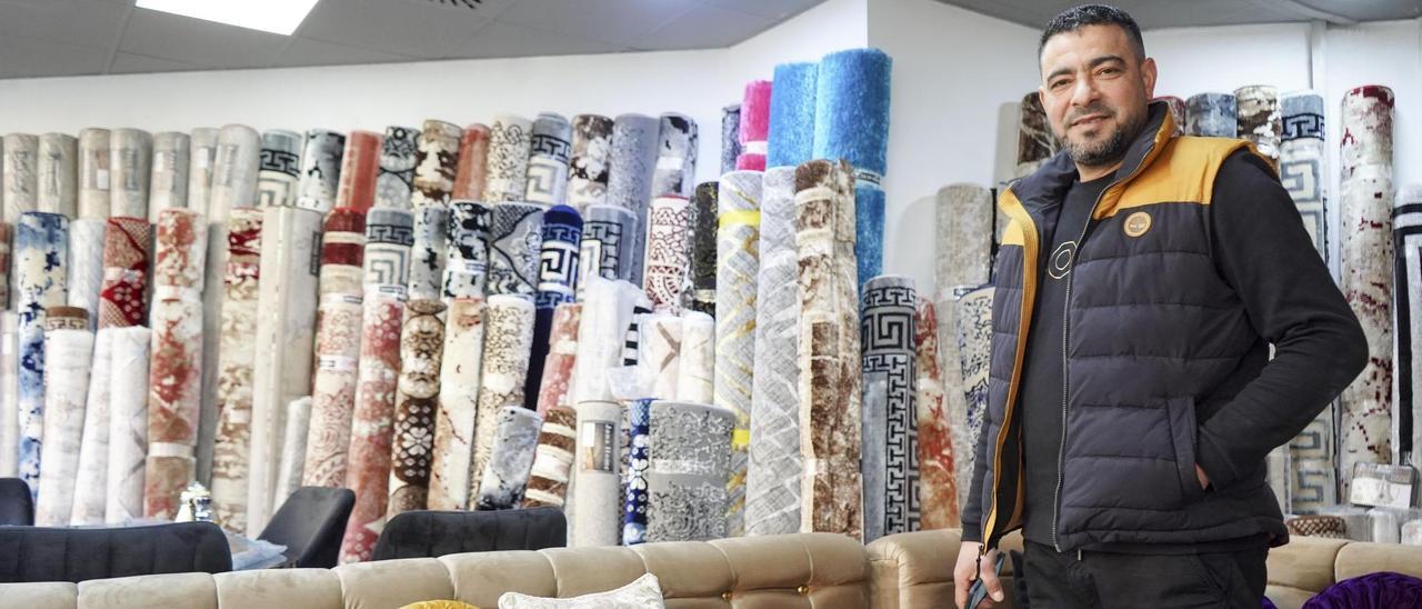 Majid Meziani a la seva botiga del carrer de Barcelona, la primera de Manresa dedicada a mobiliari i articles per a la llar d'estètica marroquina