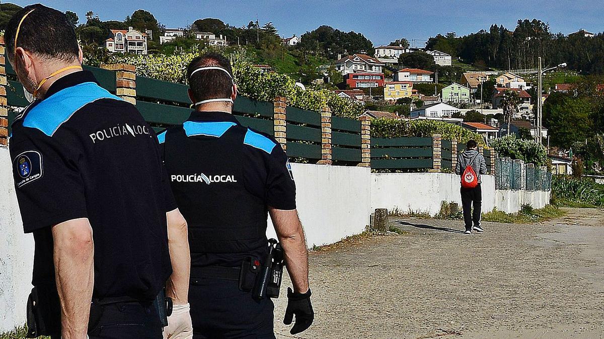 Policía Local en zona de accesos a playa en Cangas.   | // SANTOS ÁLVAREZ