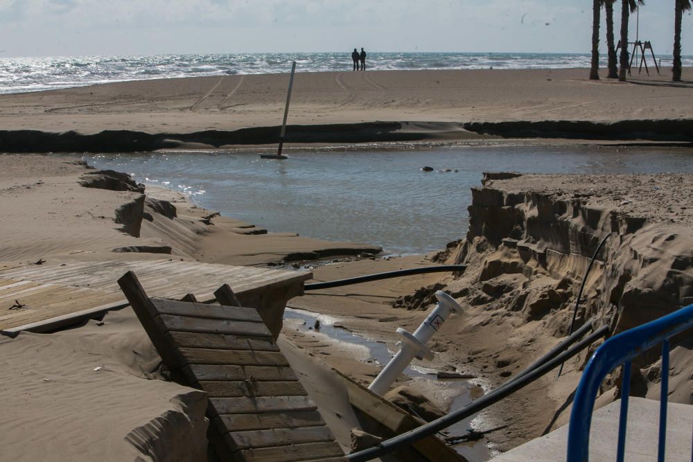 Tres edificios de la playa de San Juan siguen anegados y 120 viviendas sin luz ni agua