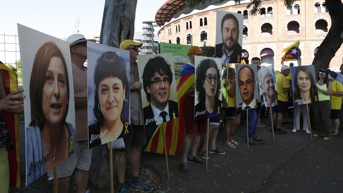 Pancartas con los rostros de los procesados, en la manifestación independentista de este sábado en Barcelona.