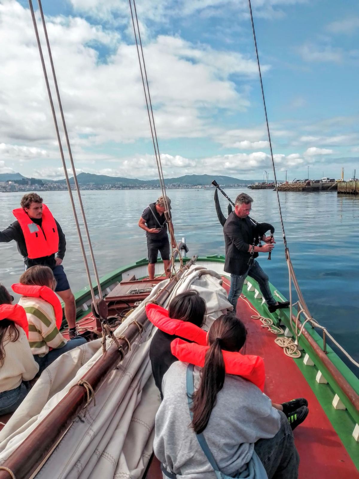 Juan Pena amenizando a viaxe en barco pola ría.