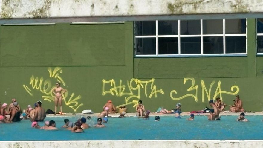 Pintadas en una de las paredes del edificio de la piscina. | LNE