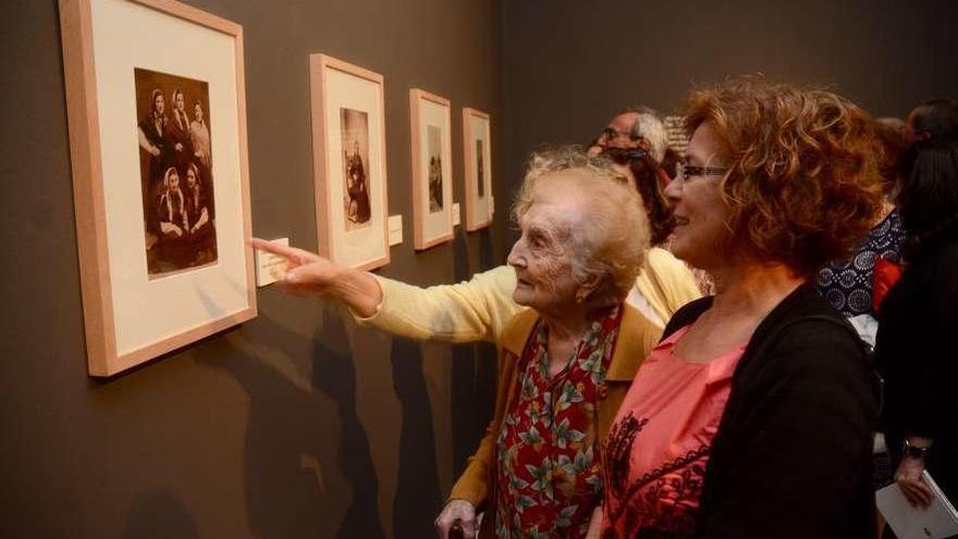 Una mujer de 102 años, ante una fotografía en la que aparece ella en 1936. // Rafa Vázquez