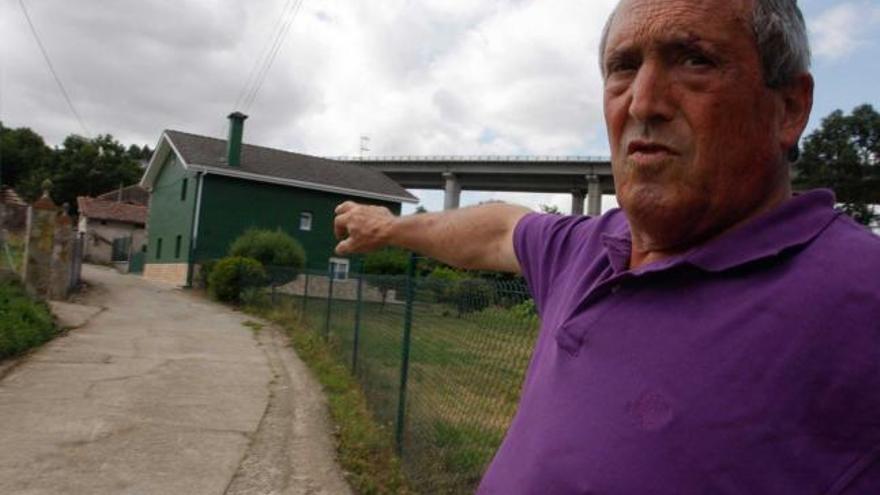 José Manuel Pérez señala la zona por donde estaba previsto el trazado de la autovía Avilés-Llanera, en Molleda.
