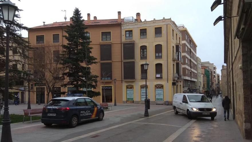 Plaza del Maestro de Zamora donde ha aparecido el cadáver de un hombre.