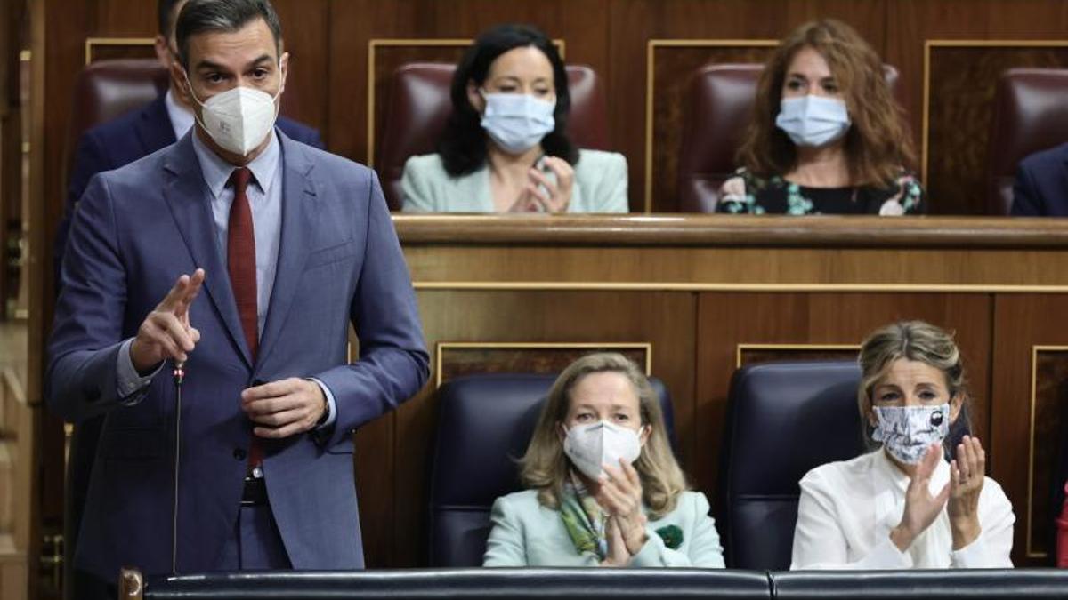 El presidente del Gobierno, Pedro Sánchez, con las vicepresidentas primera y segunda, Nadia Calviño y Yolanda Díaz, en la sesión de control al Gobierno del pasado 20 de octubre de 2021, en el Congreso.