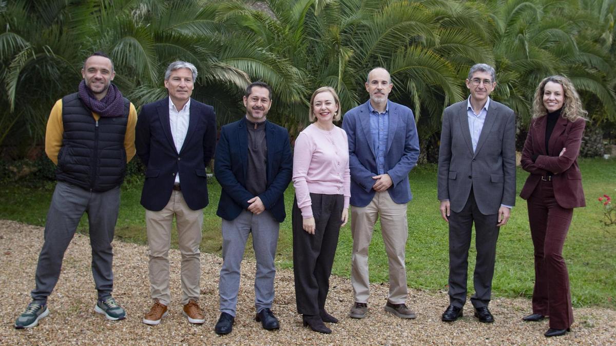 Pepe Córdoba, Javier Cabedo, José Luis Gijón, Natàlia Enguix, Ángel Martínez, Josep Llopis y  Silvia Tomàs, ayer, en los jardines del hotel-restaurante Montsant de Xàtiva.