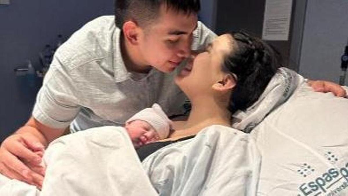 Olivia Sánchez Salazar, primera bebé de Baleares, con sus padres en el Hospital Son Espases /