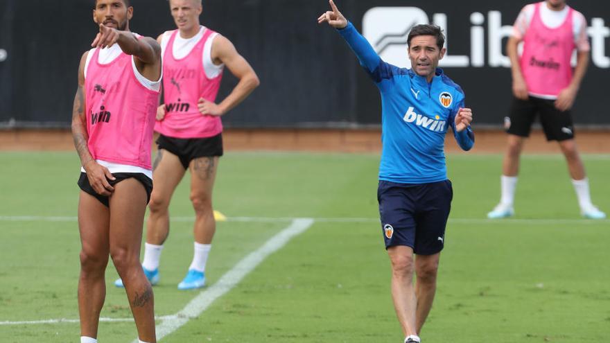 Marcelino García Toralimparte instrucciones en el entrenamientode ayer en Paterna.