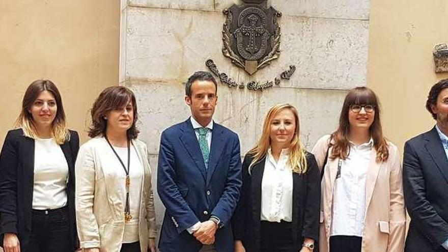 De izquierda a derecha, Pedro Rivas, Jessica Álvarez, M.ª Jesús García, Ignacio Cuesta, Nuria Menéndez del Llano, Alicia Paredes y Benito Aláez.