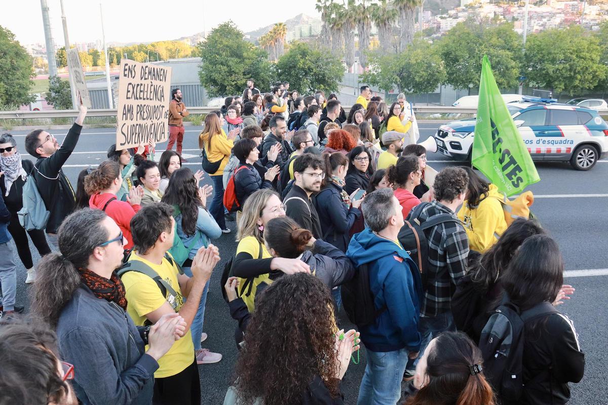 Corte de la B-20 por parte de la manifestación de profesores
