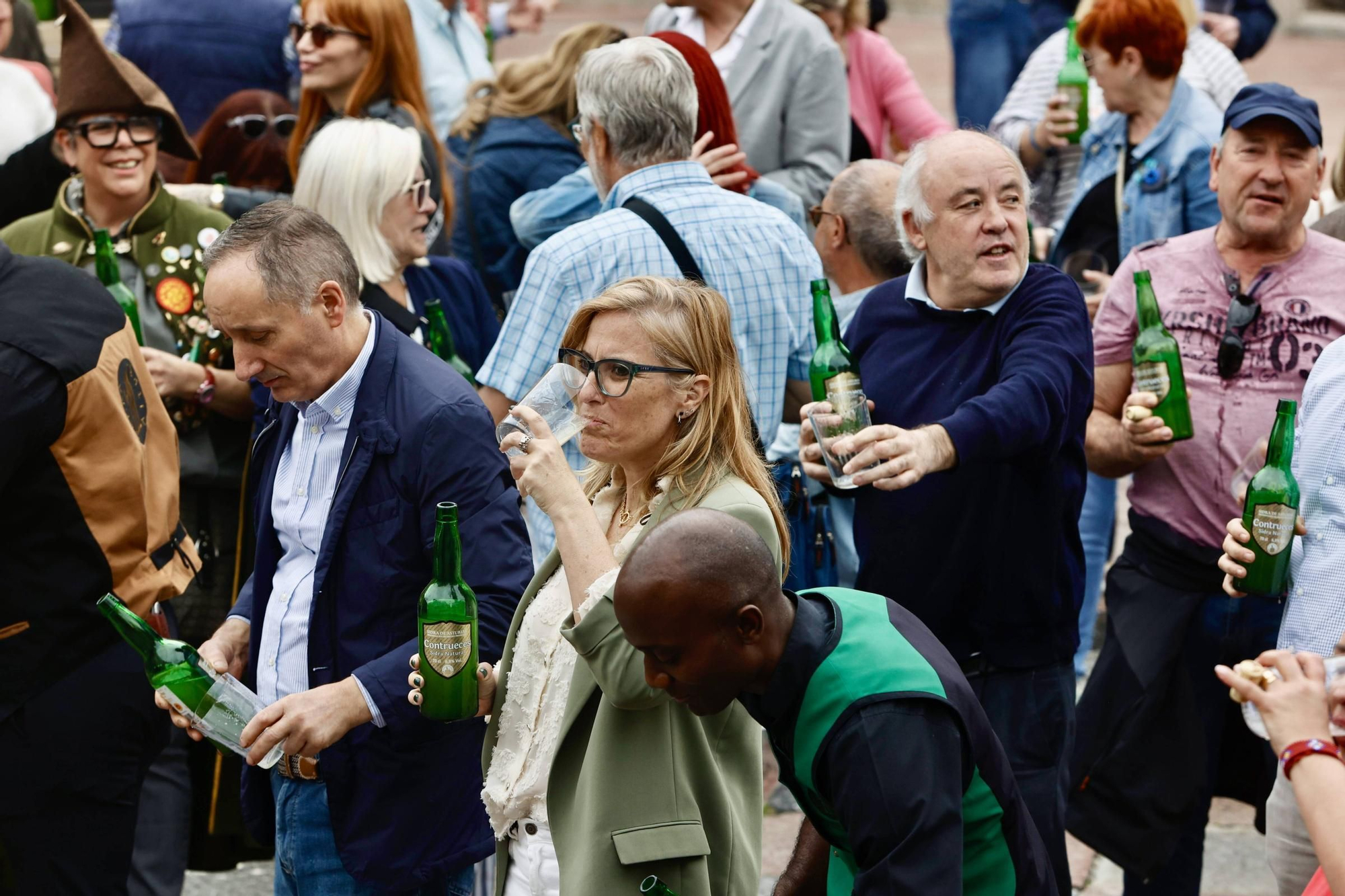 Cientos de brazos al aire junto a la Catedral de Oviedo para que la sidra sea patrimonio de la humanidad